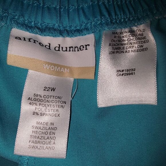 Alfred Dunner Nwot Classic Pull On Button Hem Twill Capri Pants 22W - Picture 4 of 4